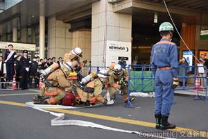 高層階からの救出演習の様子（ＪＲ東日本ビルディング提供）