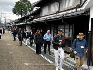 津山の城下町を散策する参加者（津山市観光協会提供）