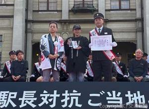 古宮社長（左端）から表彰を受けた紺屋駅長（右端）ら（ＪＲ九州提供）