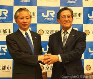 同会見した財支社長（左）と松井市長