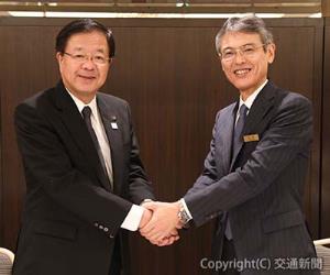 協定式に出席した三林社長（右）、室井市長＝日本ホテル提供＝