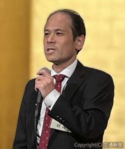 あいさつする村端委員長（日本鉄道サイバネティクス協議会提供）