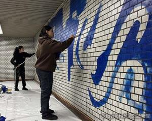 新桜台駅で壁画アートを制作するアレサさん