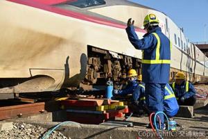 大規模地震発生を想定した車両、軌道、電力系統合同の総合復旧訓練を実施（ＪＲ東日本提供）