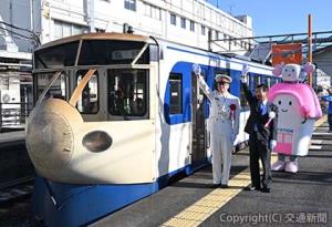 出発合図を行う毛利駅長（左）と高橋市長（ＪＲ四国提供）