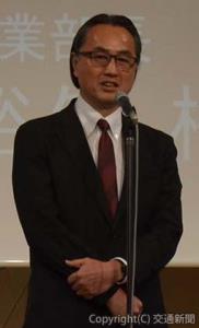 あいさつする石井部長