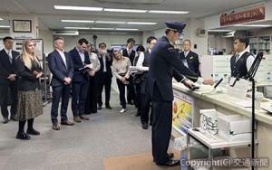 名古屋運輸区を視察する英国人研修生（奥）＝ＪＲ東海提供＝