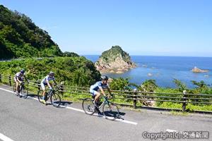 しい日本海の景色を楽しみながらサイクリングができる鳥取うみなみロード（鳥取県提供）