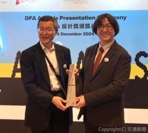 受賞盾を手にする金岡支社長（左）と川西氏（ＪＲ西日本提供）