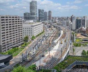 とうきょうスカイツリー駅付近の下り線高架橋（奥が曳舟側）＝東武鉄道提供＝