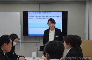 研修の講師はアテンダント経験者が担当。受講者の意見にも耳を傾ける