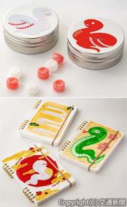 ㊤「縁起缶キャンディ白へび」「縁起缶キャンディ紅へび」㊦「縁起缶キャンディ白へび」「縁起缶キャンディ紅へび」