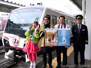 フォトセッションを行う庄司駅長（右端）、大瀬部長（右から２人目）ら（ＪＲ東日本提供）