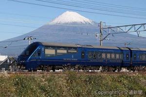 静岡県内の東海道線を走るザ・ロイヤルエクスプレス（ＪＲ東海提供）