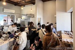 開業初日の「Ｓｈａｒｅ　Ｋｉｔｃｈｅｎ　Ｍｉｎａｍｉｋｕｒｕｍｅ」に出店した無添加パン店