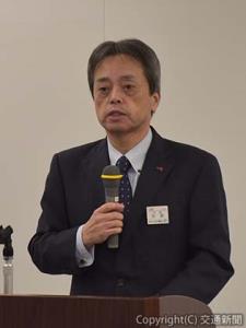 あいさつする古宮社長