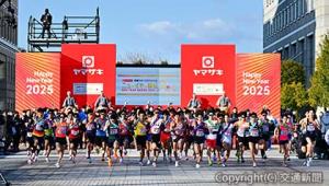 9時15分、群馬県庁をスタートする37チームの選手。1区からハイペースで進んだ