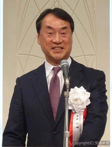 あいさつする西山会長