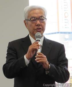あいさつする鎌田会長（日本鉄道運輸サービス協会提供）