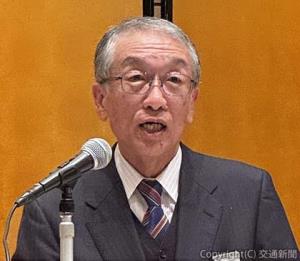 あいさつする佐藤会長