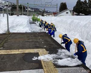 石打駅での人力と除雪車によるホーム上除雪の様子（ＪＲ新潟支社提供）