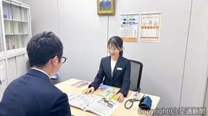 法定業務を行う産業医をカバーするように、特定保健指導に関連するメタボ対策の面談で指導を行う保健師（奥）＝ＪＲ東海提供＝