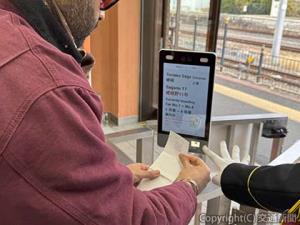 昨年11月に導入されたQRコード改札（嵯峨野観光鉄道提供）