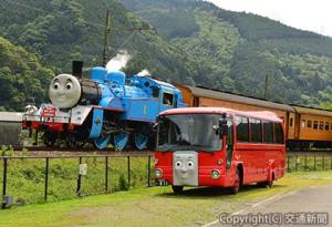 ㊧トーマス号とバスのバーティー Ⓒ2024 Gullane (Thomas) Limited./©2025 Gullane (Thomas) Limited.（大井川鐵道提供）