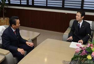 面会する丹羽社長（右）と鈴木知事（静岡県提供）