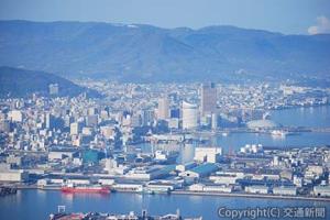 屋島から望む高松港周辺。高層ビルのある辺りが高松駅付近