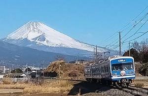 雪をいただいた富士山。三島二日町駅に向かって走行する伊豆箱根鉄道駿豆線3000系