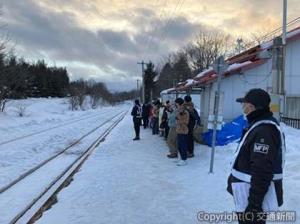 警備員を配置した美馬牛駅ホーム(JR北海道提供)