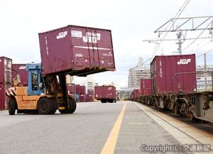 貨物駅のコンテナ荷役作業。トラックから鉄道などへのモーダルシフトは今後も進みそうだ