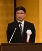 あいさつする岡田部長