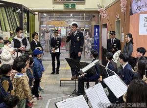 運転開始セレモニー（嵯峨野観光鉄道提供）