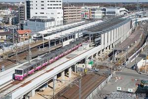 連立事業で高架に上がった新鎌ケ谷駅。奥側は北総鉄道。手前側に隣接して廃止された地上ホームや線路が見られます