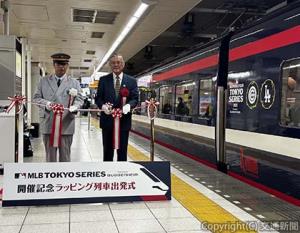 テープカットを行う堀江駅長（左）と村上さん