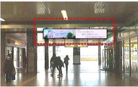 千葉ニュータウン中央駅改札口付近のデジタルサイネージのイメージ（北総鉄道提供）