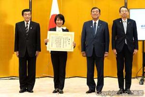 表彰状を手にする中川本部長（左から２人目）と石破首相（同３人目）ら（ＪＲ東日本提供）