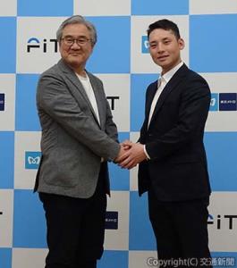 会見後に握手する小坂専務執行役員（左）と加藤社長（東京地下鉄提供）