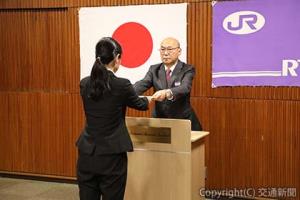 辞令を交付する渡辺理事長（右）＝鉄道総研提供＝