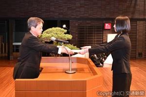 辞令を交付する古宮社長（左）