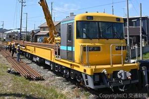 レール積み下ろし作業の様子＝大西駅＝（ＪＲ四国提供）