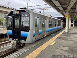 新庄駅に停車するＧＶ―Ｅ４００系（ＪＲ東北本部提供）