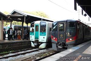 タクトダイヤで各線の列車が集合した徳島駅