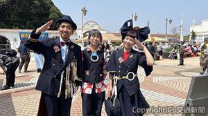 使用済み制服などを活用した衣装のデザインを担当した鶴田さん（中央）と「かのんぷ♪」の２人（銚子電鉄提供）