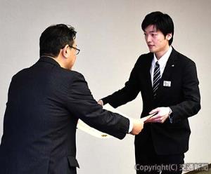 綿貫社長（左）から賞状を手渡される宮里さん（ＪＲ北海道提供）