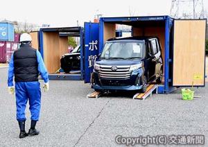 異業種ラウンドマッチング輸送で、20㌳コンテナから小型自動車を慎重に降ろす