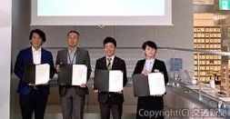 協定を締結した白山支社長（右端）、滝沢市長（右から２人目）ら（ＪＲ東日本新潟支社提供）