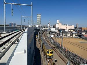 久米川方面から望む東村山駅付近。左は新宿線下り線の高架橋（西武鉄道提供）